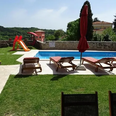 Letizia Villa *